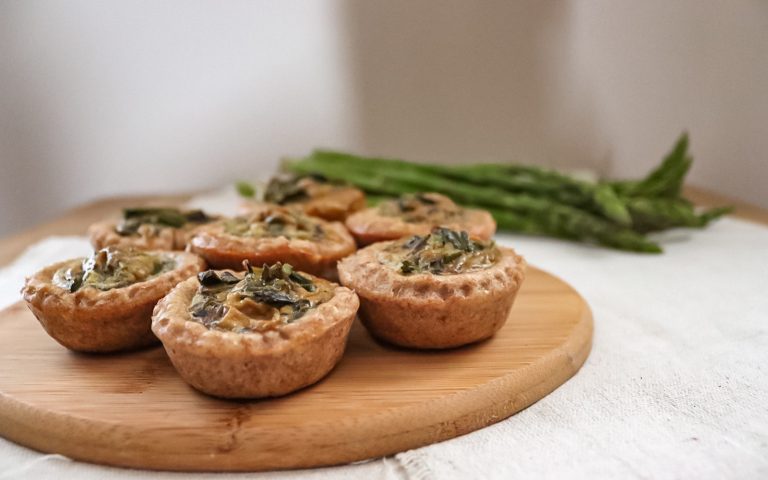 Cestini integrali ripieni con di uova e asparagi