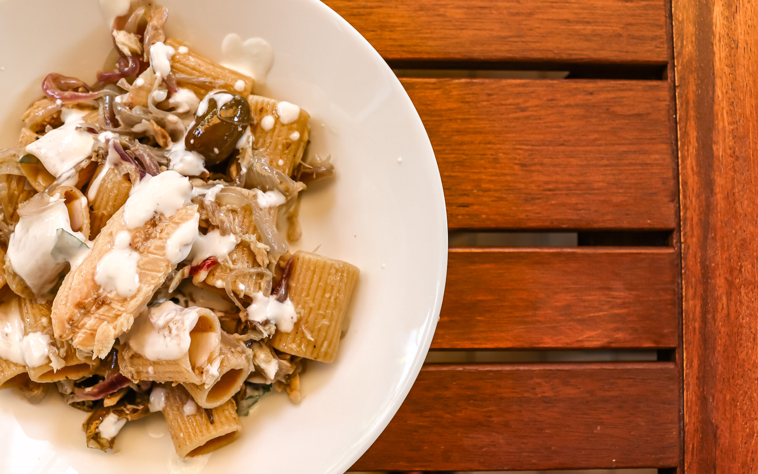 Insalata di pasta integrale con sgombro, cipolla e salsa yogurt
