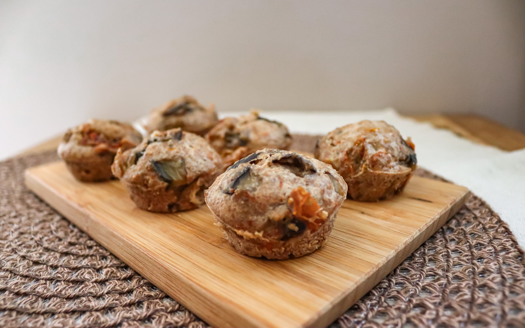 Muffin salati con melanzane e pomodori secchi