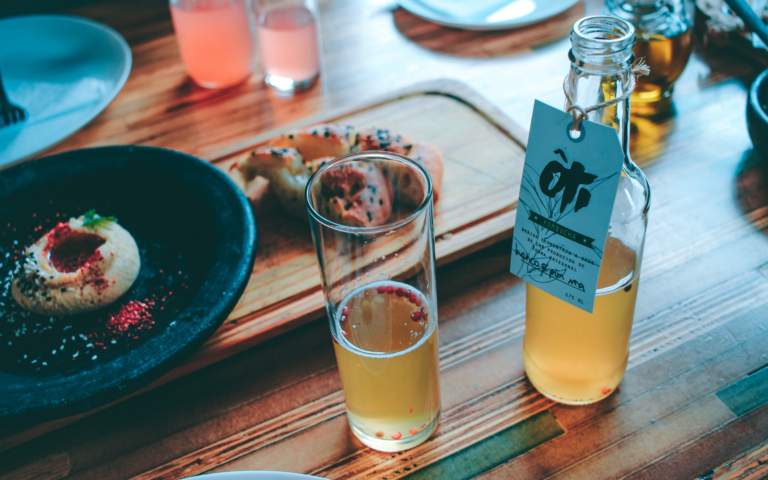 Kombucha: cos’è, benefici e quando berlo