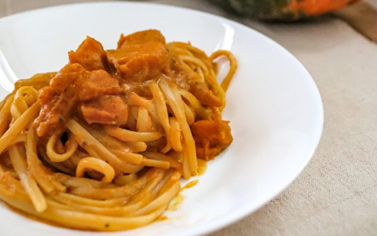 Linguine con zucca crema di noci