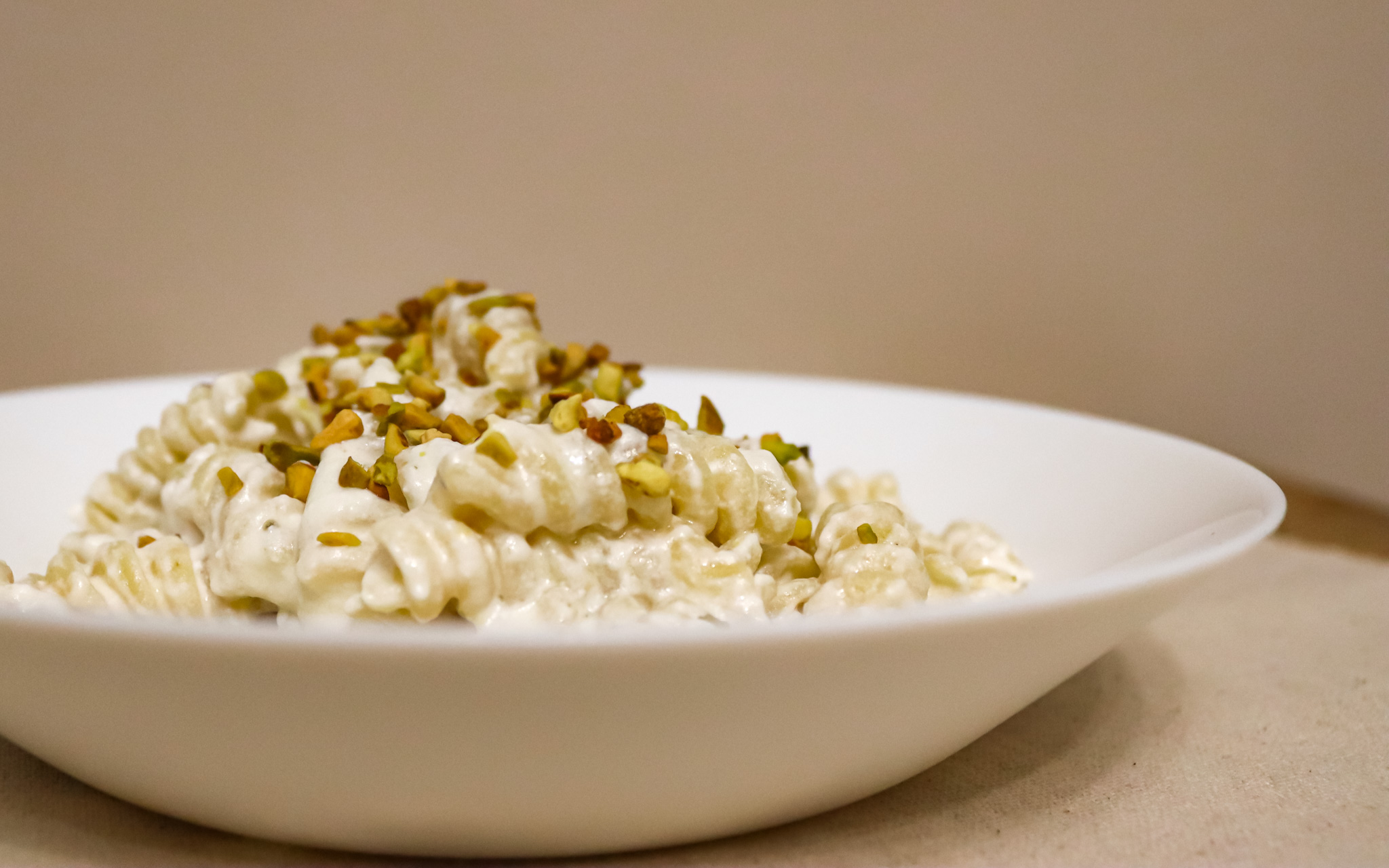 Pasta con ricotta al profumo di limone e granella di pistacchi
