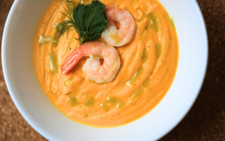 Zuppa cremosa di patate e porri con gamberi: una ricetta ricca di iodio per sostenere la tiroide