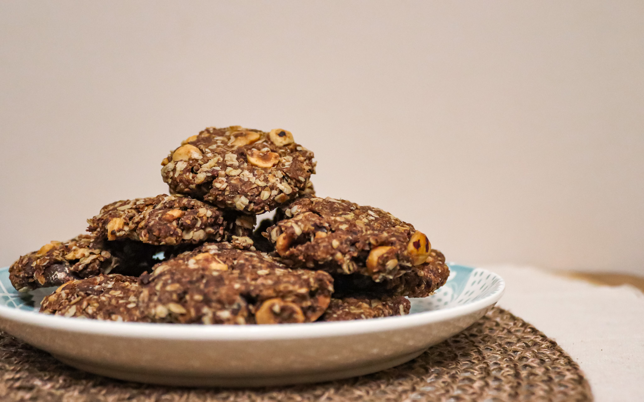Biscotti con fiocchi d’avena, caffè, cioccolato e nocciole